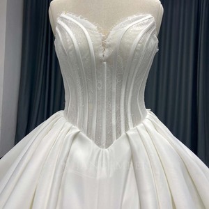 ANY265 Vestido de Novia Moderno Minimalista de Satén Color Marfil con Encaje, Sin Mangas, Estilo Imperio, Apliques Florales de Cristal, Bordado, Falda Larga - Product Image 4