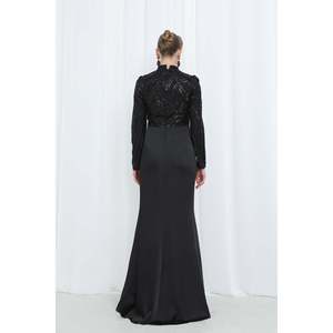 Robe de soirée longue en satin noir pour femme Puane avec haut brodé et détail de taille drapé - Robe de soirée élégante Abiye - Product Image 4