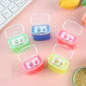 เครื่องเหลาดินสอพลาสติกแบบใสสองรู ดีไซน์ฝาสีสันสดใสสำหรับเด็ก - Product Image 3