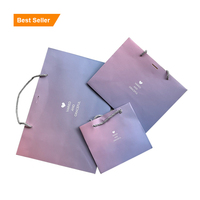 Emballage de sac en papier de luxe standard d'usine, bon prix, sac d'emballage de vêtements en papier de luxe avec feuille d'aluminium chaude, sac cadeau