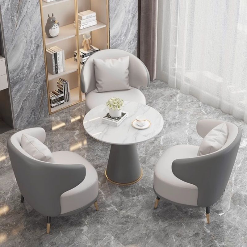 Premium grigio, un tavolo e tre sedie