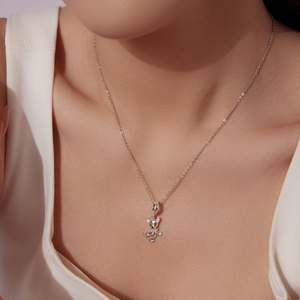 Lindo Colgante de Aleación Plateado con Forma de Perro Chihuahua con Orejas Rosas y Lazo, Ideal para Regalo de Joyería Unisex - Product Image 5