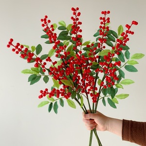 Ramas de Frutas Artificiales Muyu Chronicles, Bayas Rojas, Hojas Verdes, Decoración para el Hogar de Año Nuevo, Espuma Ligera Teñida a Mano - Product Image 3
