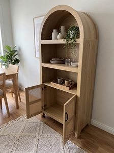 Credenza Moderna ad Arco con Ante in Canna, Scaffali Aperti e Vetrina in Legno per Sala da Pranzo - Product Image 2