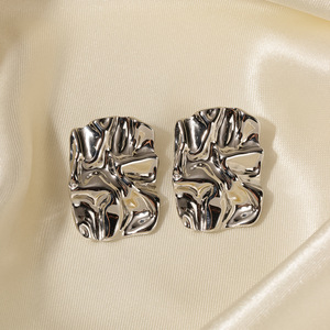 Pendientes de moda con diseño geométrico en tono plateado, diseño cuadrado plisado, joyería retro minimalista para mujer - Product Image 1