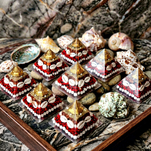 Pirámide de Orgón de Cristal, Decoración de Resina, Adorno de Feng Shui, Pirámide con Cuentas y Conchas, Decoración de Escritorio con Parte Superior Dorada - Product Image 1