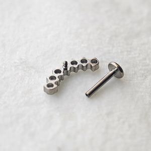 卸売カスタムG23チタンピアス内ネジ式ラウンドジルコンヘリックススタッドピアスフラットバック軟骨ボディジュエリー - Product Image 3