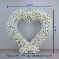 Arche de mariage en forme de cœur avec roses blanches éthérées et gypsophile, arrangement floral rond personnalisé et élégant pour la décoration de fond de scène d'église