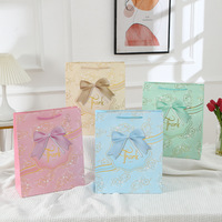 Sac cadeau en papier ivoire avec estampage or premium et nœud en ruban, imprimé, pour cadeaux, bijoux, emballage cosmétique