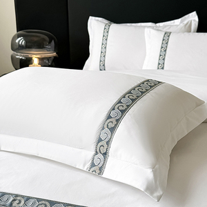 Juego de Edredón de Cuatro Piezas de Poliéster Simple, Ropa de <span class=keywords><strong>Cama</strong></span> Bordada de Cinco Estrellas para Hotel y Casa de Huéspedes, Sábanas Transpirables para Todas las Estaciones - Product Image 4