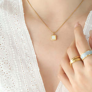 Collar con colgante de concha de mar blanca natural, cuadrado, elegante y de alta calidad para mujer, cadena de serpiente ligera de acero de titanio - Product Image 5