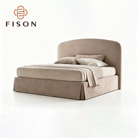 Lit en bois rembourré avec tête de lit incurvée haute, base à volants, tissu velours, taille personnalisée, pour chambre principale de villa