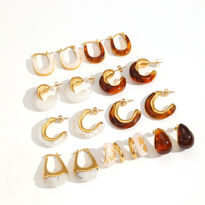 Pendientes de acero inoxidable con resina ámbar en forma de C, diseño geométrico, pendientes tipo cuff para mujer, joyería de moda. - Product Image 3