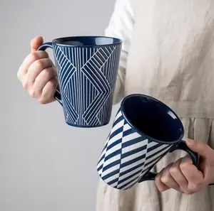 Grosir harian digunakan kualitas tinggi bentuk mug dengan cetakan tangan warna biru keramik cangkir kopi tulang baru mug cina