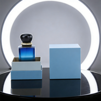 Parfum élégant dans un flacon carré transparent à côté d'une élégante boîte cadeau noire