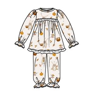 طقم بيجامات نوم للبنات الصغيرات بتصميم مكشكش وسموكينج لطيف من حرير الحليب المصقول، بجودة عالية وتطريز مخصص - Product Image 3