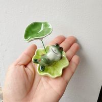 Figurine de grenouille en céramique, grenouille mignonne peinte à la main sur feuille de lotus, mini ornement de grenouille verte, sculpture décorative fantaisiste de grenouille