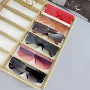 Gafas de Sol Mystic Square UV400 con Marco de PC Negro, Unisex, Estilo Retro Urbano, Marco Grande, Lentes Integradas - Product Image 2