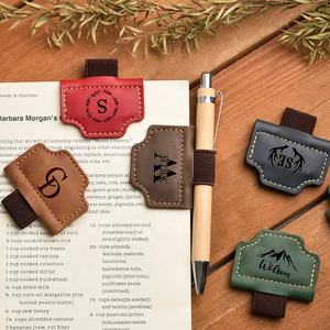 ที่คั่นหนังเทียมแบบเลเซอร์ได้ ที่คั่นหนัง PU แบบแม่เหล็กพร้อมที่ใส่ปากกา - Product Image 1