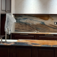 Dalle de quartzite brésilien Van Gogh avec des rayures orange et bleues pour comptoirs de cuisine, plans de toilette et revêtements muraux