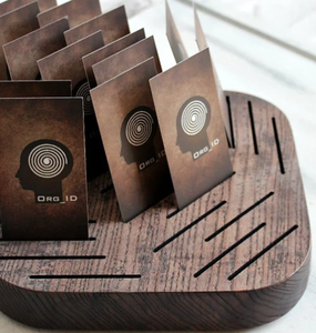 Support de cartes de visite en noyer de qualité supérieure (gravé) - Product Image 6