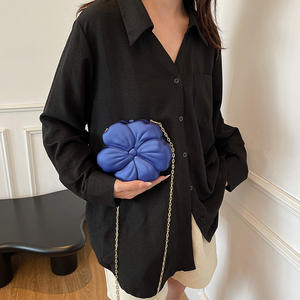 Mini bolso en forma de flor Acrílico multicolor personalizado para mujer, bolsos de lápices labiales cruzados con cadena, venta al por mayor - Product Image 6