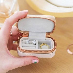 Boîte à bijoux de luxe portable carrée pour voyage, coffret cadeau pour bague de fiançailles, emballage pour bijoux - Product Image 1
