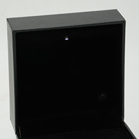 Boîte à bijoux de luxe en cuir PU noir avec fermeture magnétique, éclairage LED, rangement pour montres et revêtement UV
