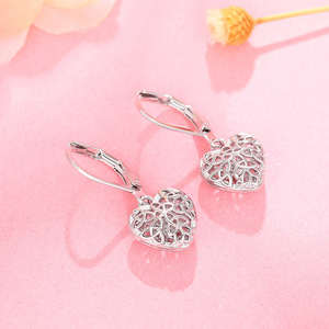 Orecchini pendenti a cuore cavo da donna, graziosi e alla moda - Product Image 5