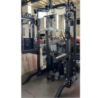 Rack de musculation entièrement intégré avec machine fonctionnelle intégrée, incluant Lat Pulldown, Low Row, Smith Cable Crosser et double colonne de poids