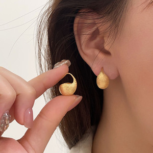 Pendientes coreanos de plata de ley 925 con forma de lágrima esmerilada para mujer, uso diario, diseño geométrico de color dorado - Product Image 1