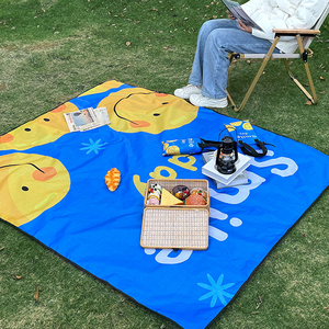 Tapis <span class=keywords><strong>de</strong></span> pique-nique imperméable personnalisable OEM/ODM, facile à nettoyer, avec sangle <span class=keywords><strong>de</strong></span> transport pour les sorties printanières, le camping, la randonnée, le gazon du parc - Product Image 4