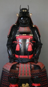 Armadura de Samurái de Tamaño Real, Disfraz de Guerrero Negro y Rojo con Kabuto para Accesorios de Cine - Product Image 3
