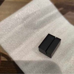 Porte-cartes en alliage d'aluminium à base géométrique monocouche, fabriqué sur mesure pour une utilisation sur bureau - Product Image 2