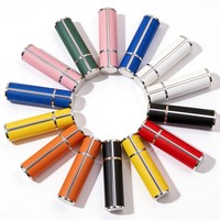 Vente en gros d'atomiseurs de parfum en verre enveloppés de cuir de luxe, cylindriques, avec bouchon rotatif, 5 ml, 10 ml, mini flacon de voyage rechargeable, logo personnalisé