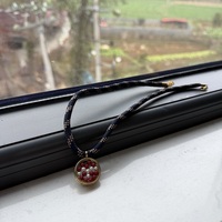 Accessoires : Collier avec pendentif médaillon en verre, breloque en paracorde, en acier inoxydable