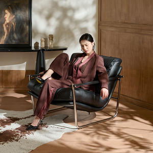 Fauteuil simple rétro nordique en cuir véritable noir capitonné avec structure en métal pour salon - Product Image 2