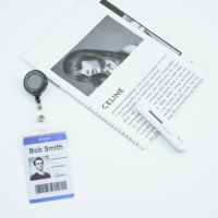 Porte-badge rigide en plastique OEM, durable, avec fente latérale pour carte, pour lanières, vente en gros usine