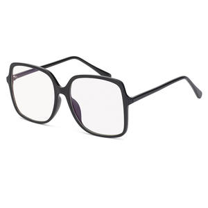 แว่นกันแดดทรงสี่เหลี่ยมขนาดใหญ่สำหรับผู้หญิง แฟชั่น ทันสมัย เลนส์ PC ป้องกันรังสียูวี 400 กรอบสีดำ ป้องกันแสงแดด เหมาะสำหรับการเดินทาง - Product Image 5