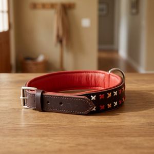 Collar de cuero acolchado para perro, accesorio hecho a mano con diseño de punto cruzado - Product Image 3