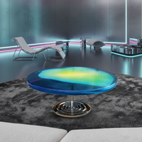 Table basse en résine à dégradé de couleurs fluide de luxe / Table centrale artistique avec base en piédestal chromé pour la décoration de la maison