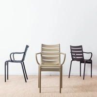 Chaise de salle à manger en plastique polypropylène moderne et bon marché de haute qualité chaise de restaurant empilable en plastique respirant