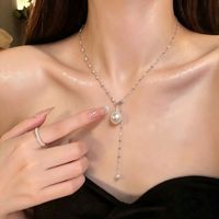 Collier en perles en forme de Y, un bijou léger et luxueux au design unique, parfait comme chaîne de clavicule ou collier ras du cou