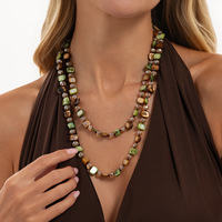 Collier rétro en alliage perlé avec coquillages et cristaux colorés, style bohème, et broches superposées en pierres plates concassées