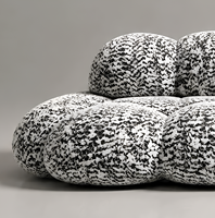 Canapé de style nordique pour petit salon en zone nord, un canapé en tissu confortable et doux pour les personnes paresseuses.