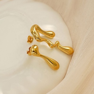 Bijoux personnalisés en gros, acier inoxydable plaqué or, forme irrégulière asymétrique, design minimaliste unique, boucles d'oreilles à clous - Product Image 2