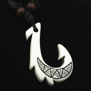 Collar tribal maorí de Nueva Zelanda al por mayor, joyería Hawaiana de resina tallada, collar con colgante de gancho de hueso de pescado para hombre - Product Image 3