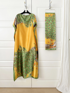Elegante y Divertido Estampado de Pavo Real en una Túnica Larga para Mujer de Asia Occidental con Diseño Holgado, Versátil para Uso Diario en Todas las Temporadas - Product Image 2