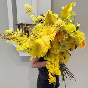 Arreglo Floral de Seda Amarilla al por Mayor, <span class=keywords><strong>Planta</strong></span> Artificial de Tallo Único a Juego para Decoración de Bodas, Hogar y Eventos - Product Image 1