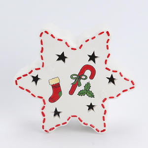 Porte-bougie de Noël festif en céramique blanche - Motif bonhomme de neige et cadeau avec découpes en étoile, Décoration de <span class=keywords><strong>maison</strong></span> pour les fêtes. - Product Image 4